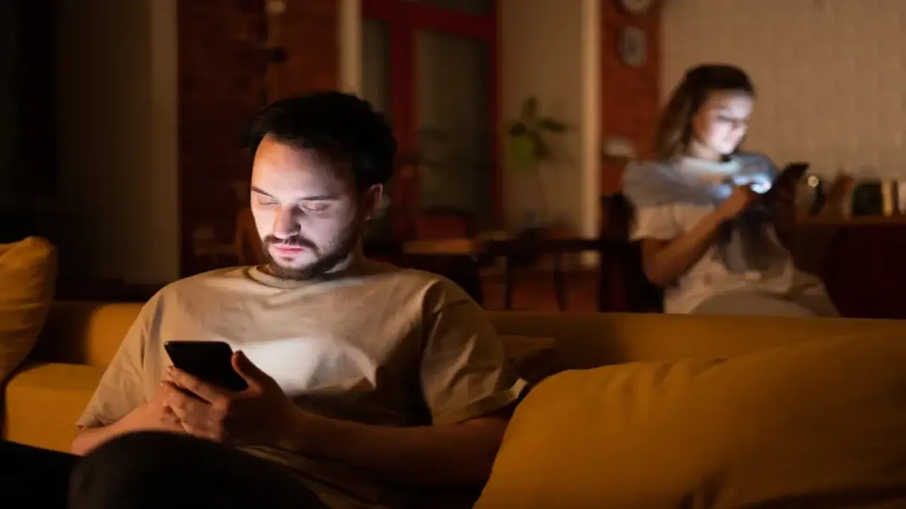 هل الهواتف تساهم في تآكل العلاقات الزوجية؟